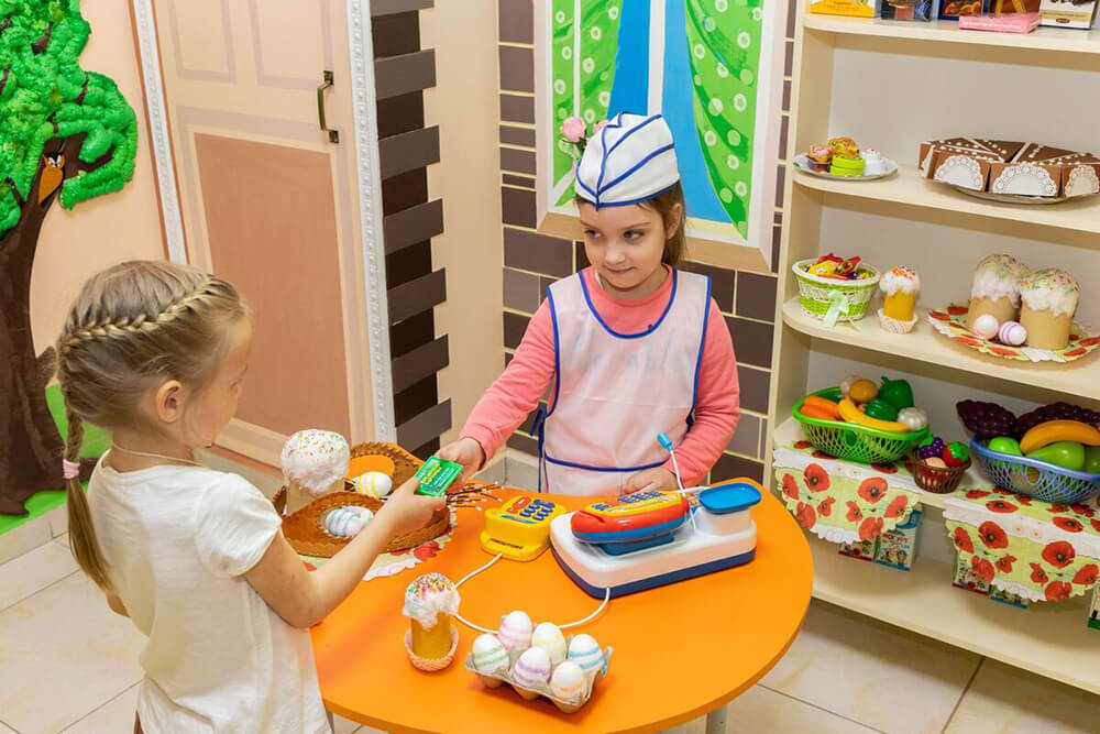 Девочки играют в магазин